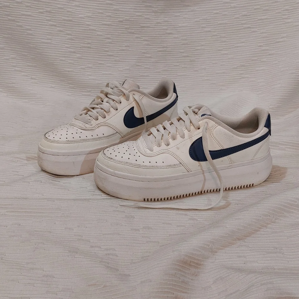 Nike Women's Sneakers in Cream and Navy - Picture 3 of 16